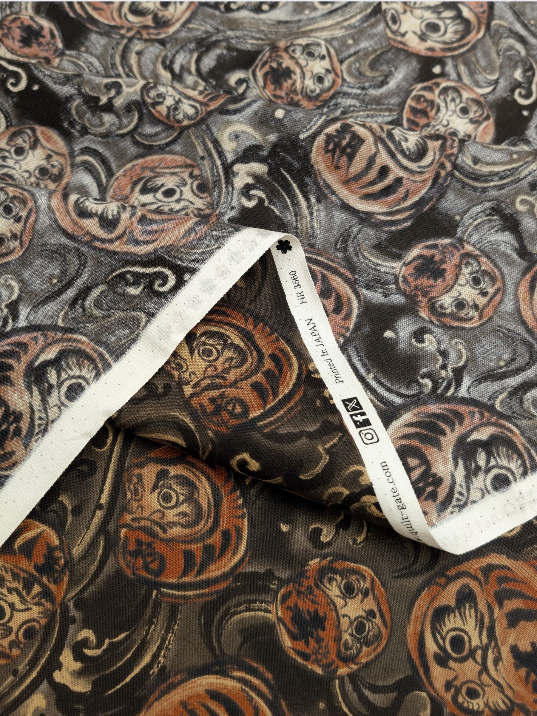 QuiltGate - Brushed Daruma & Waves Cotton Sheeting Fabric - Gray