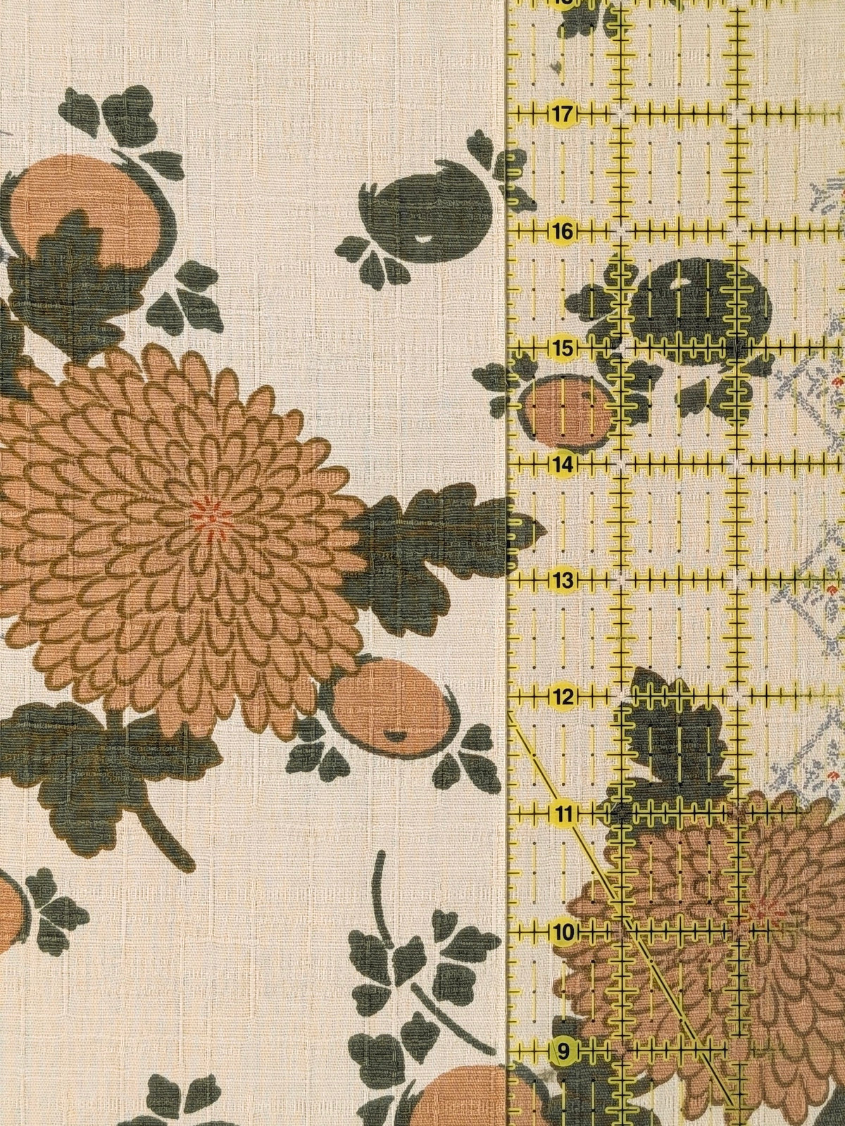 Kobayashi - Chrysanthemums & Patterned Kasumi Cotton Dobby Fabric - Beige