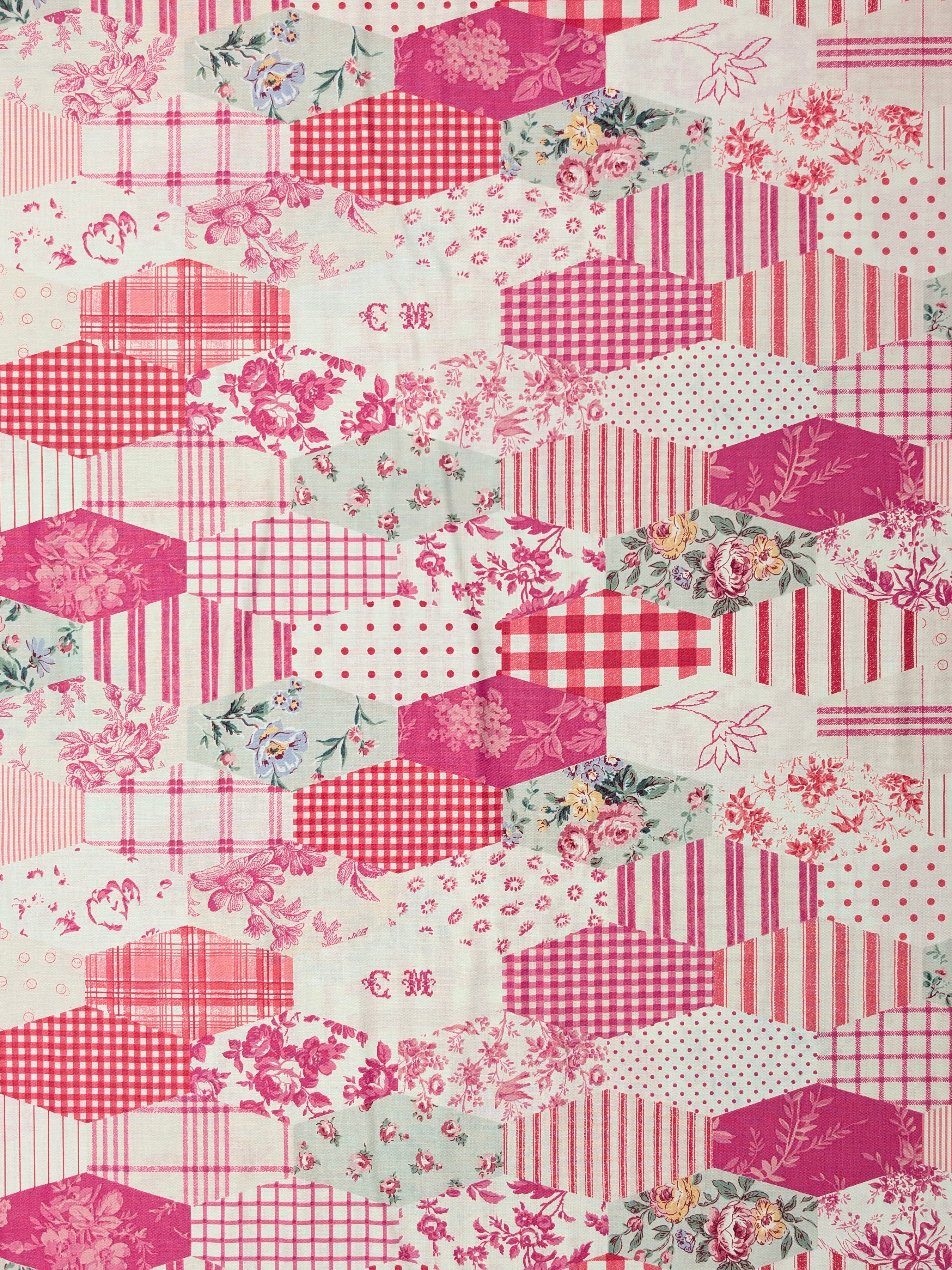 Yuwa - Patchwork Quilt Printed Cotton Sheeting Fabric - White & Pink