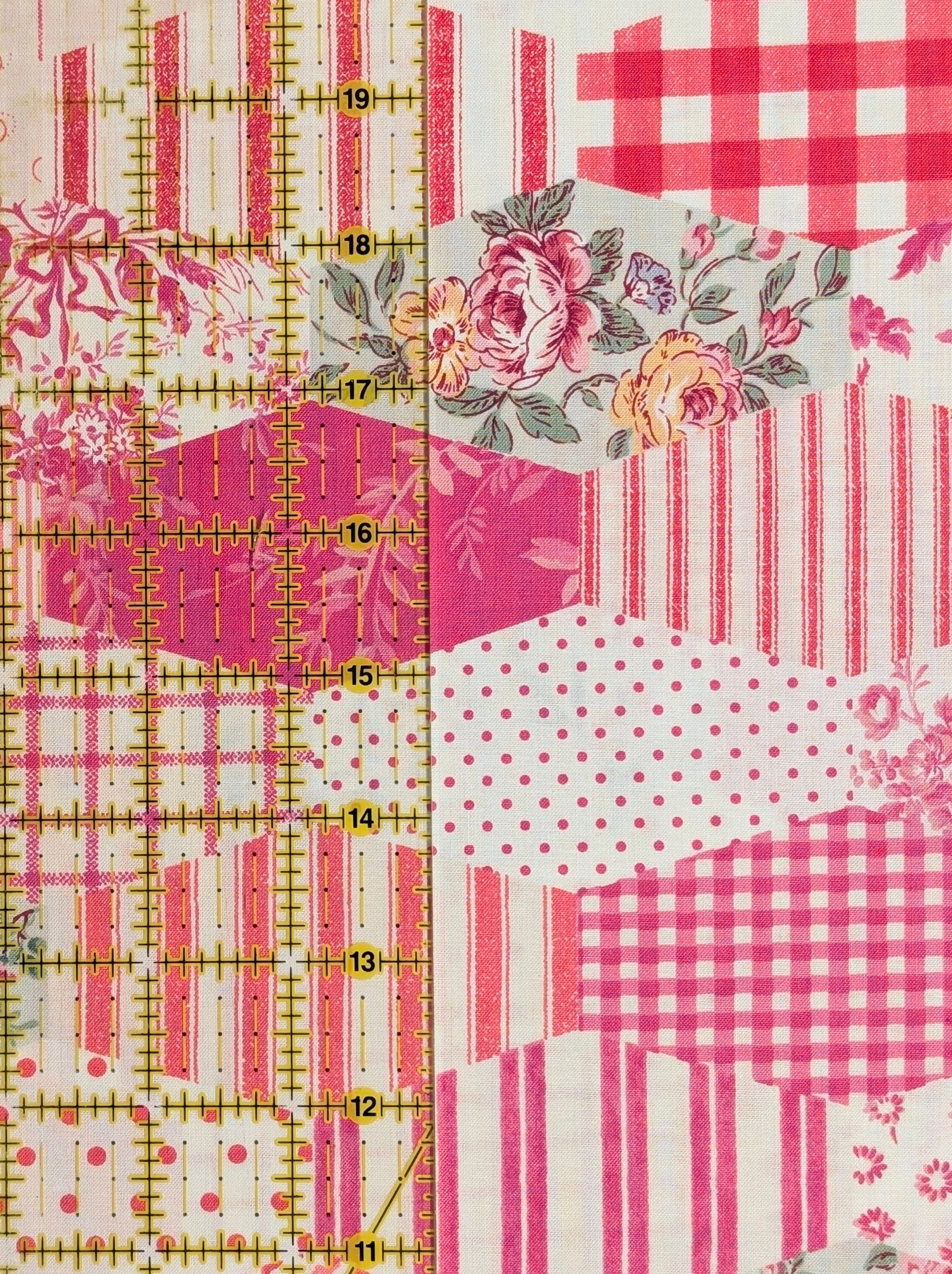 Yuwa - Patchwork Quilt Printed Cotton Sheeting Fabric - White & Pink