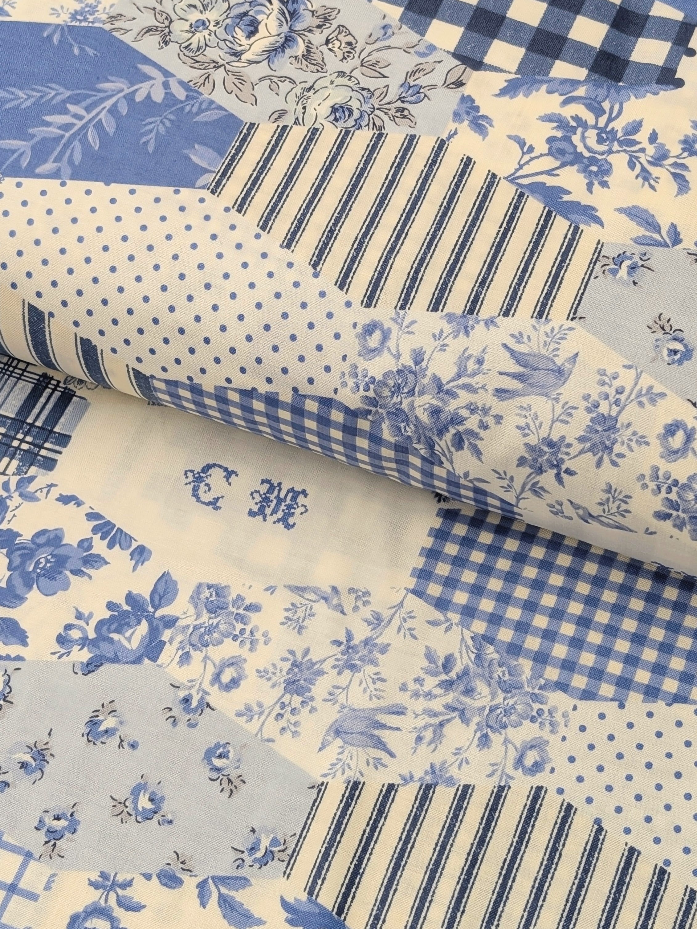 Yuwa - Patchwork Quilt Printed Cotton Sheeting Fabric - White & Blue
