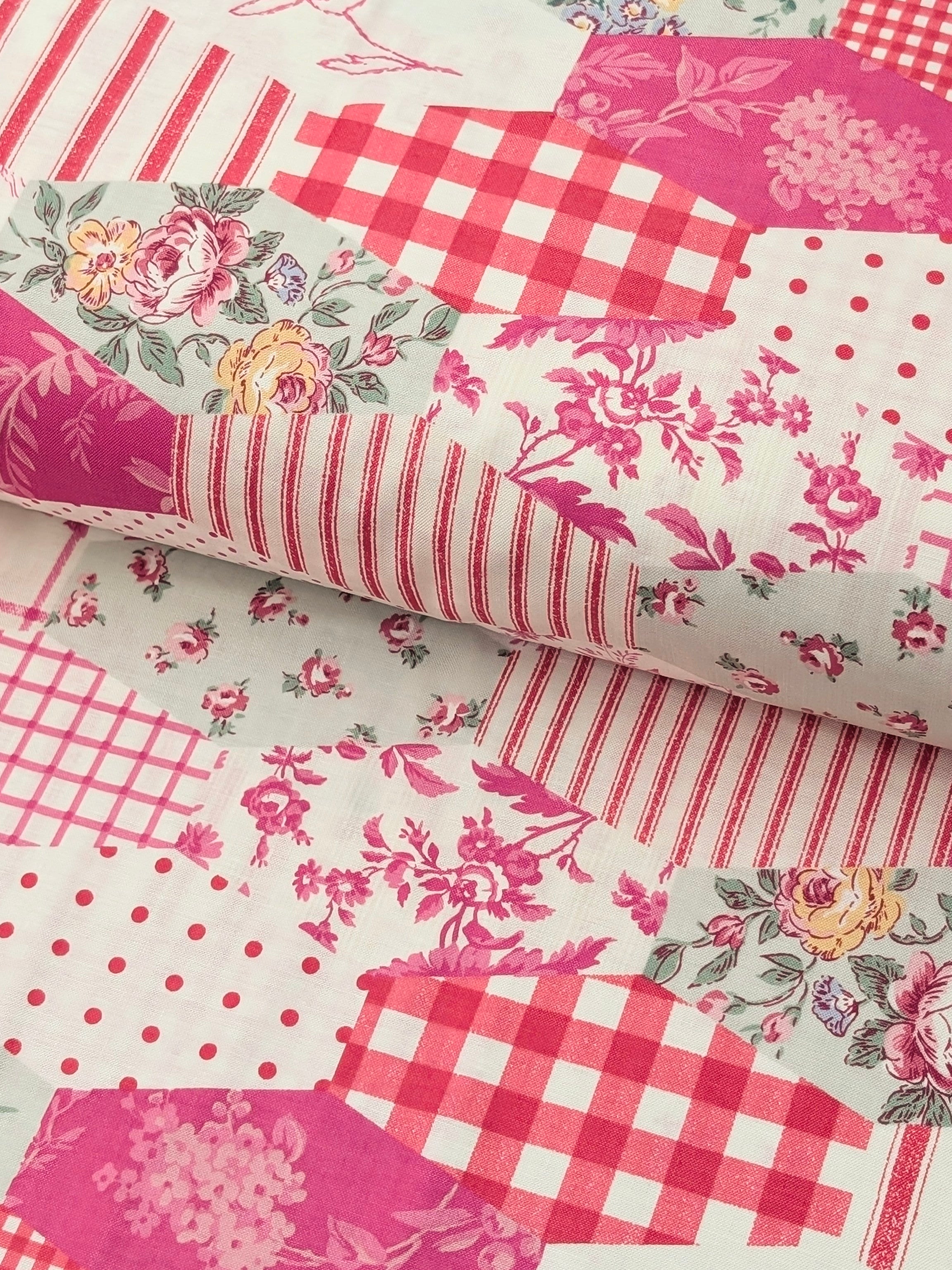Yuwa - Patchwork Quilt Printed Cotton Sheeting Fabric - White & Pink